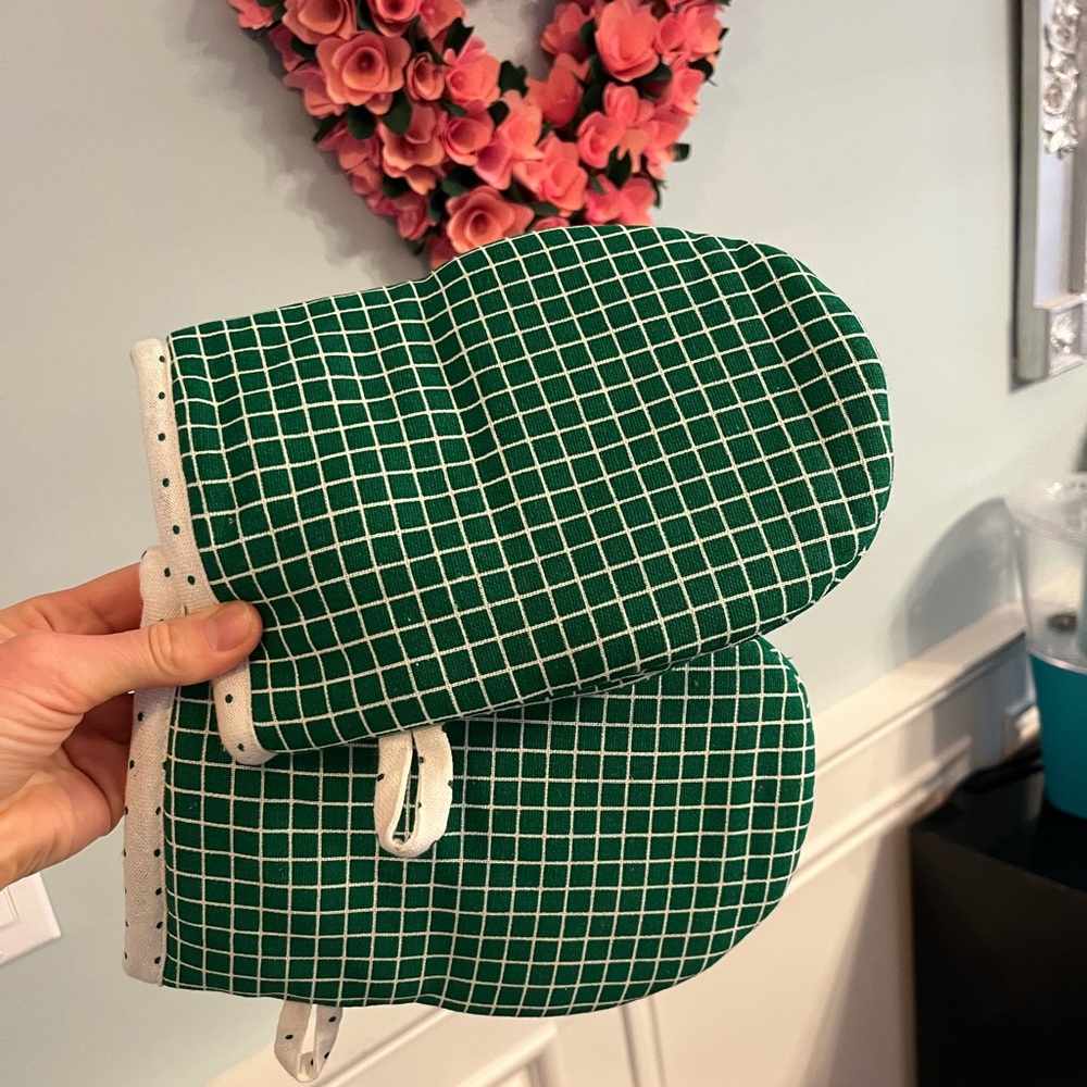Green grid oven mitts!! Great for St Patty’s Day or all year long!!!